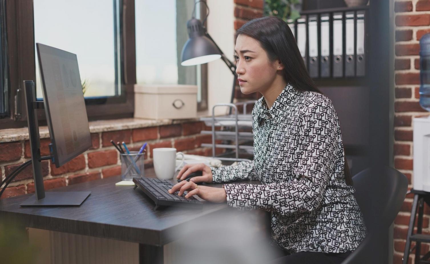 Persona revisando su calendario financiero digital con documentos organizados