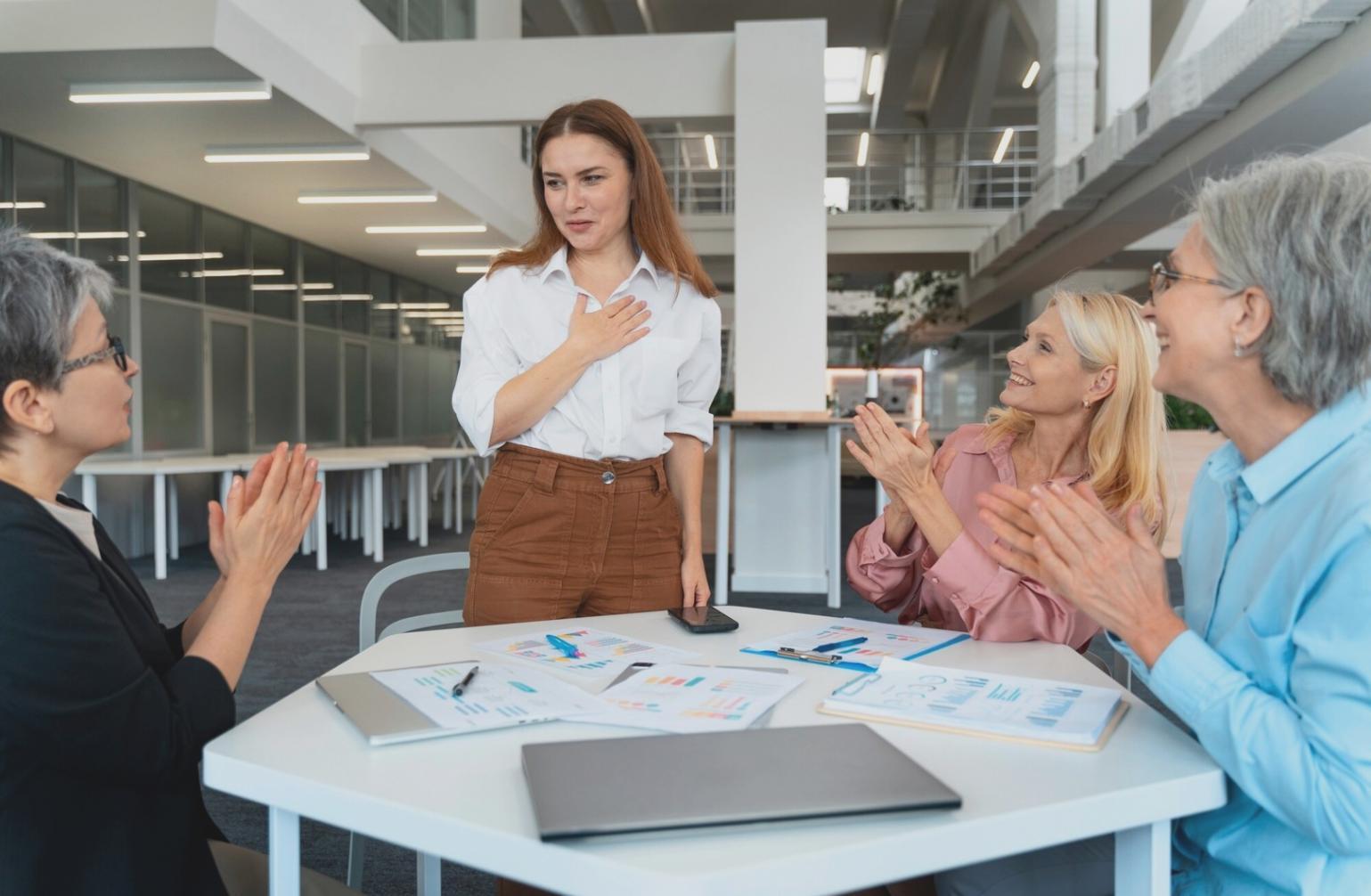 Espacio de trabajo con calculadora, gráficos financieros y café durante sesión de planificación