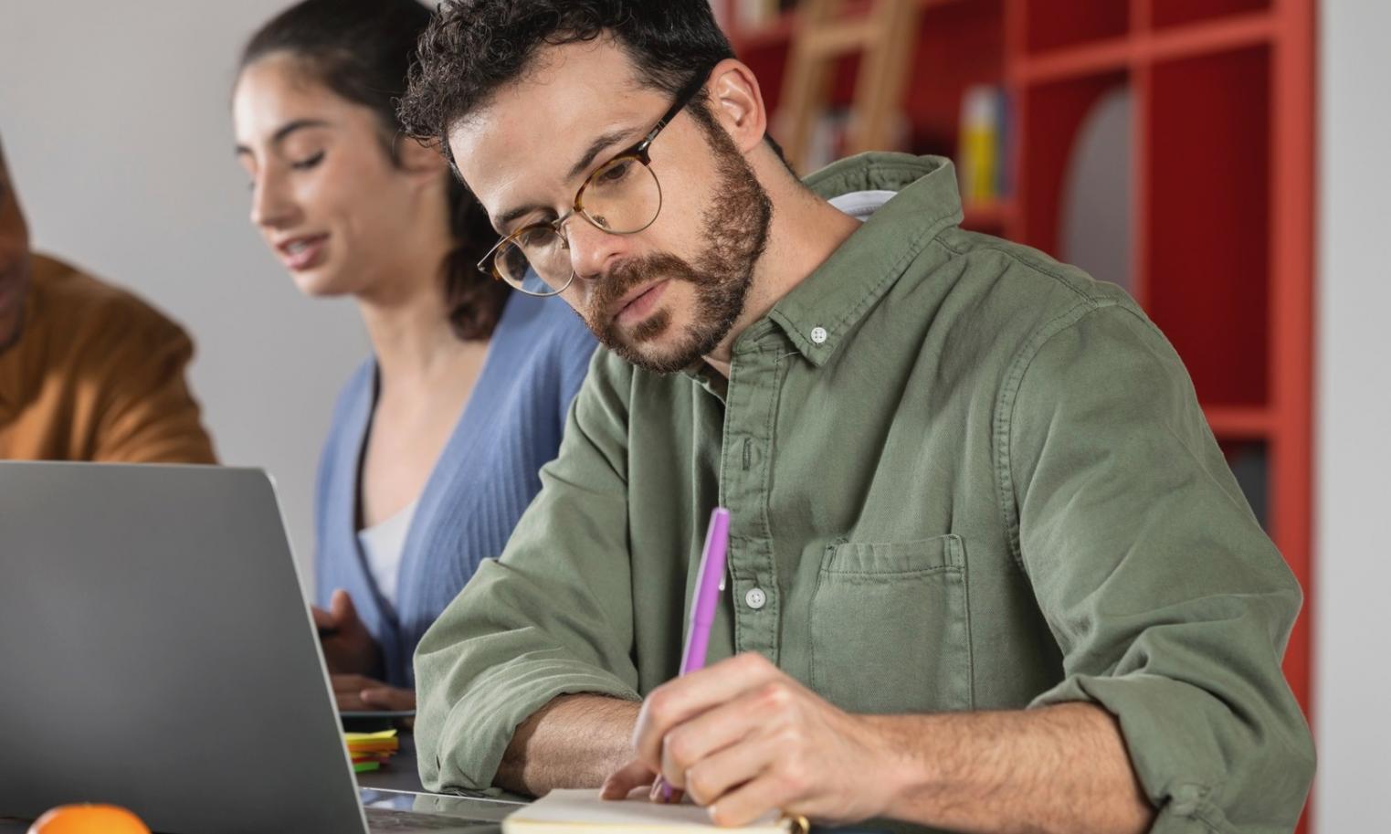 Persona reflexionando sobre objetivos financieros